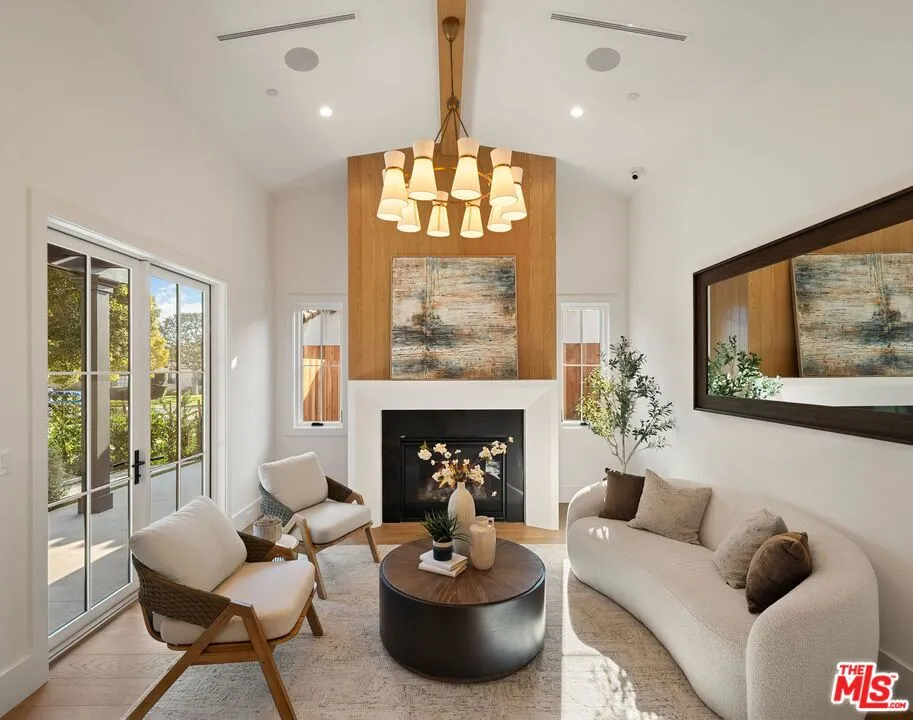 1823 S Shenandoah Street Los Angeles, CA 90035