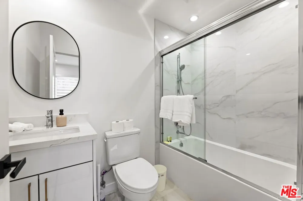 5118 Laurel Canyon Valley Village, CA 91607