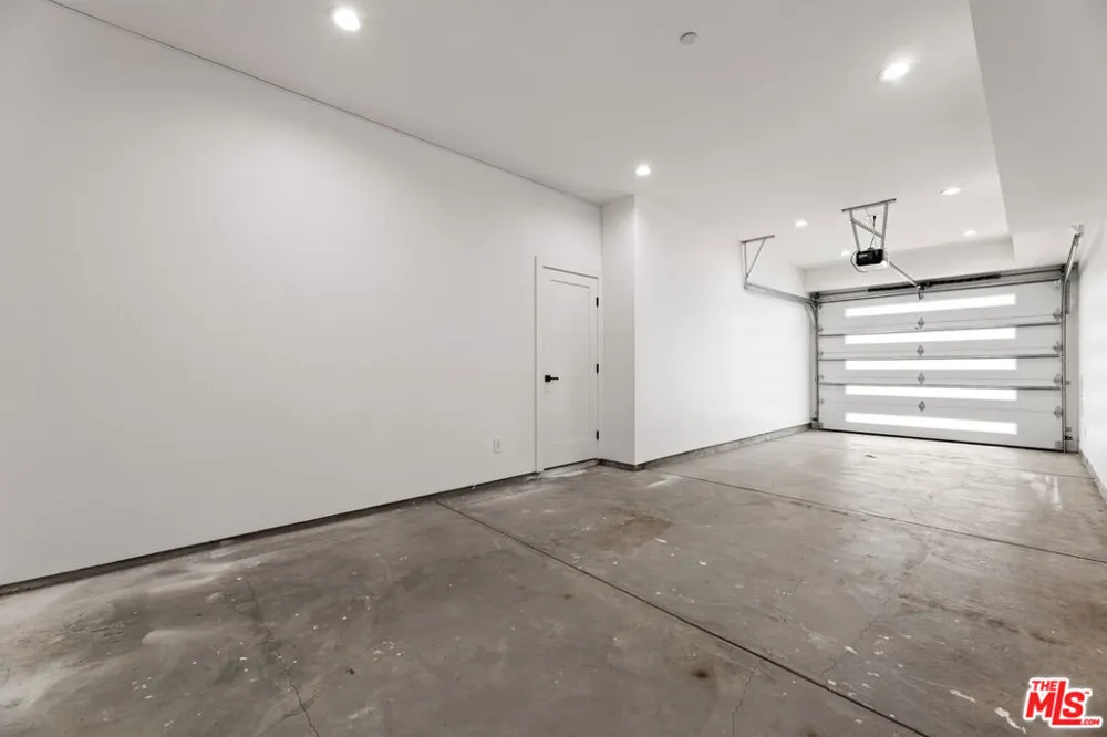 5118 Laurel Canyon Valley Village, CA 91607