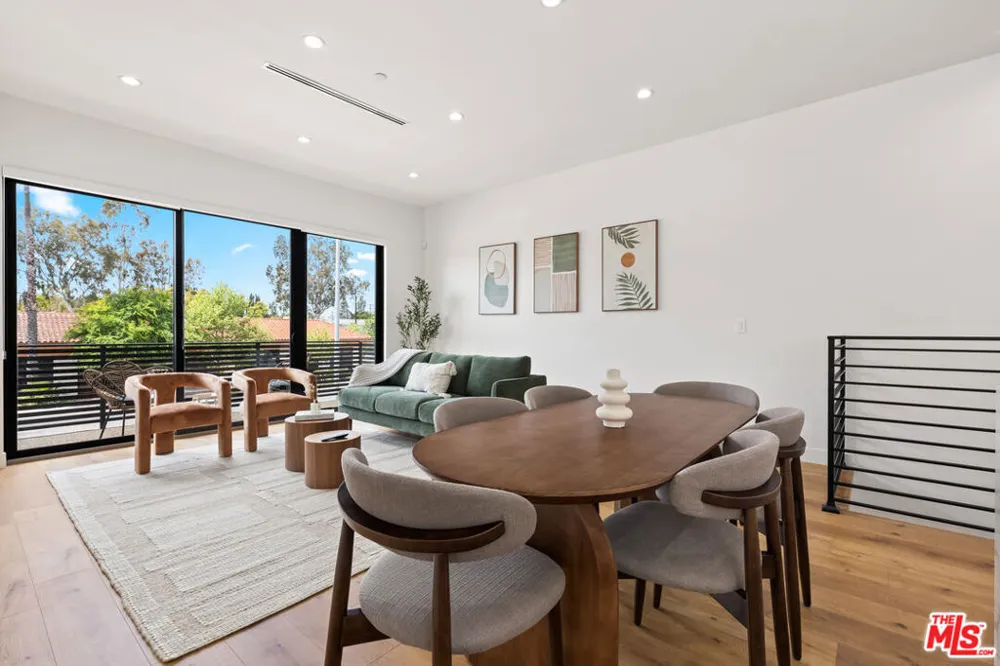 5118 Laurel Canyon Valley Village, CA 91607