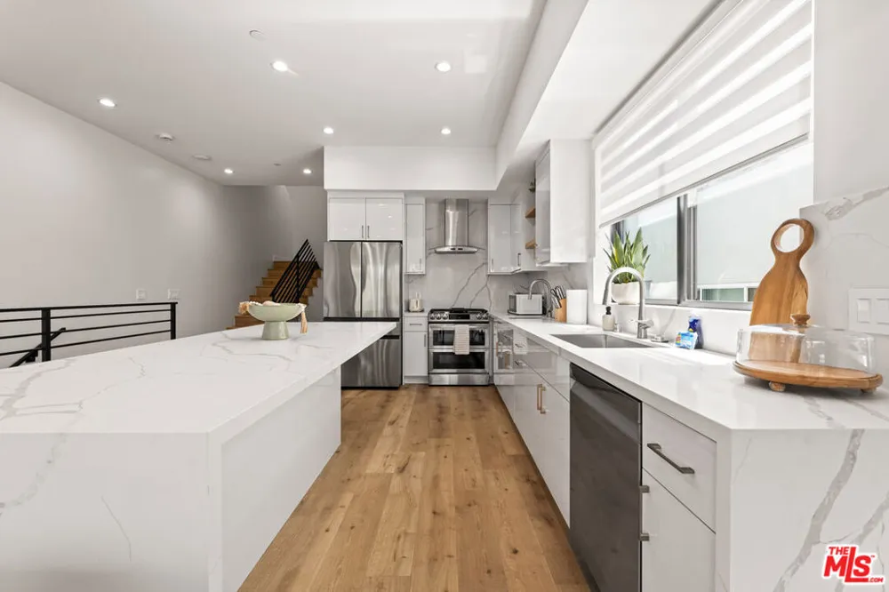 5118 Laurel Canyon Valley Village, CA 91607