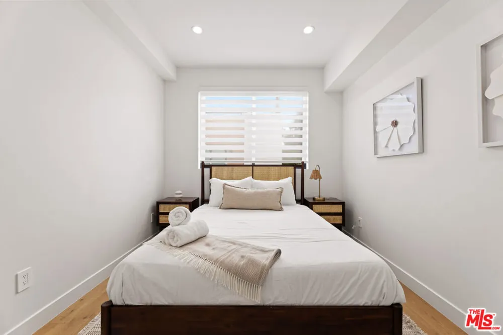 5118 Laurel Canyon Valley Village, CA 91607