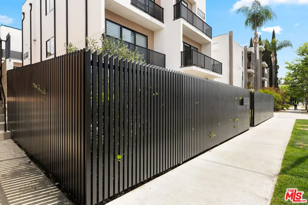 5118 Laurel Canyon Valley Village, CA 91607