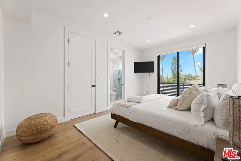 5118 Laurel Canyon Valley Village, CA 91607