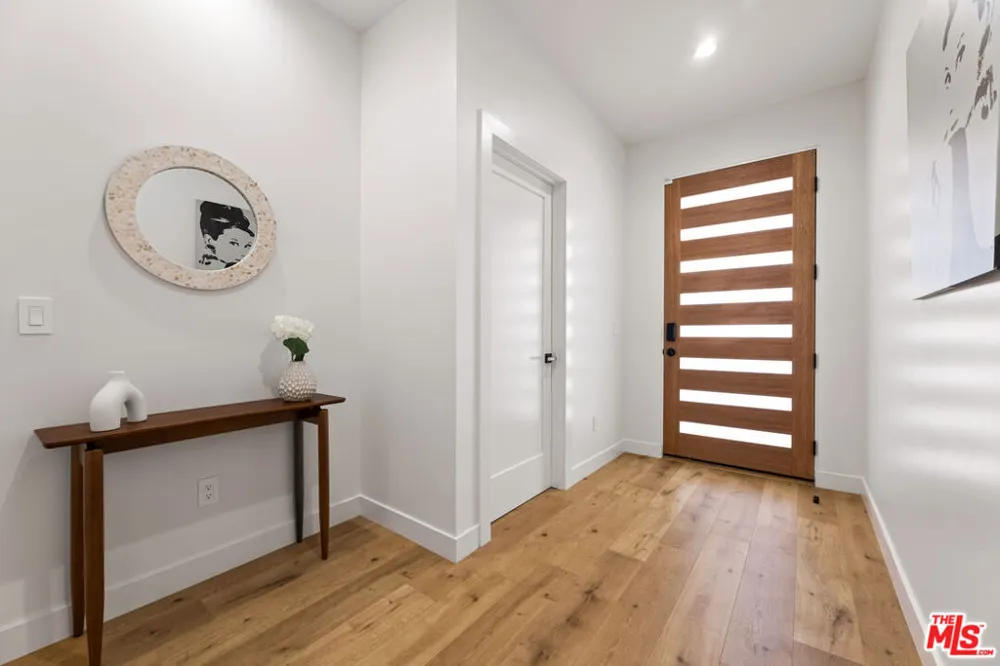 5118 Laurel Canyon Valley Village, CA 91607