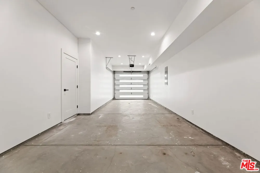 5118 Laurel Canyon Valley Village, CA 91607