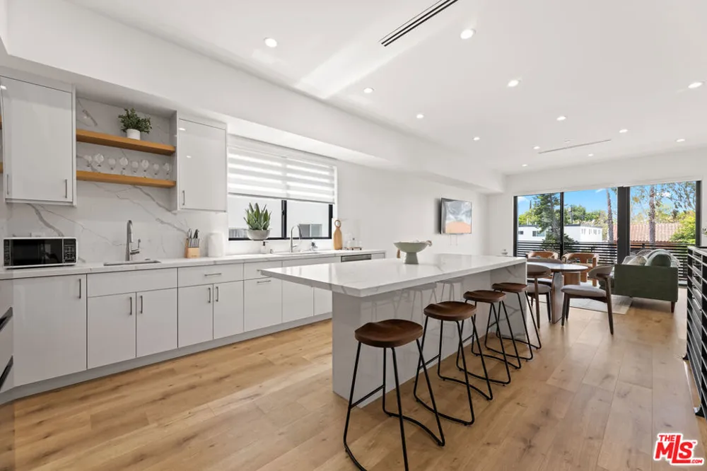 5118 Laurel Canyon Valley Village, CA 91607