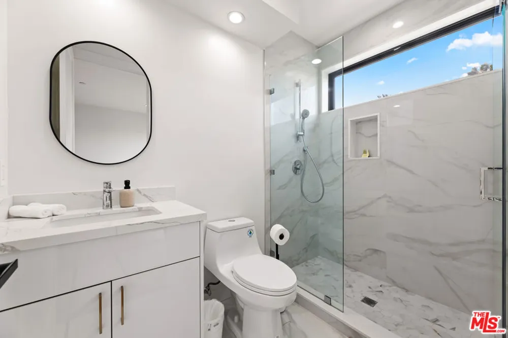 5118 Laurel Canyon Valley Village, CA 91607