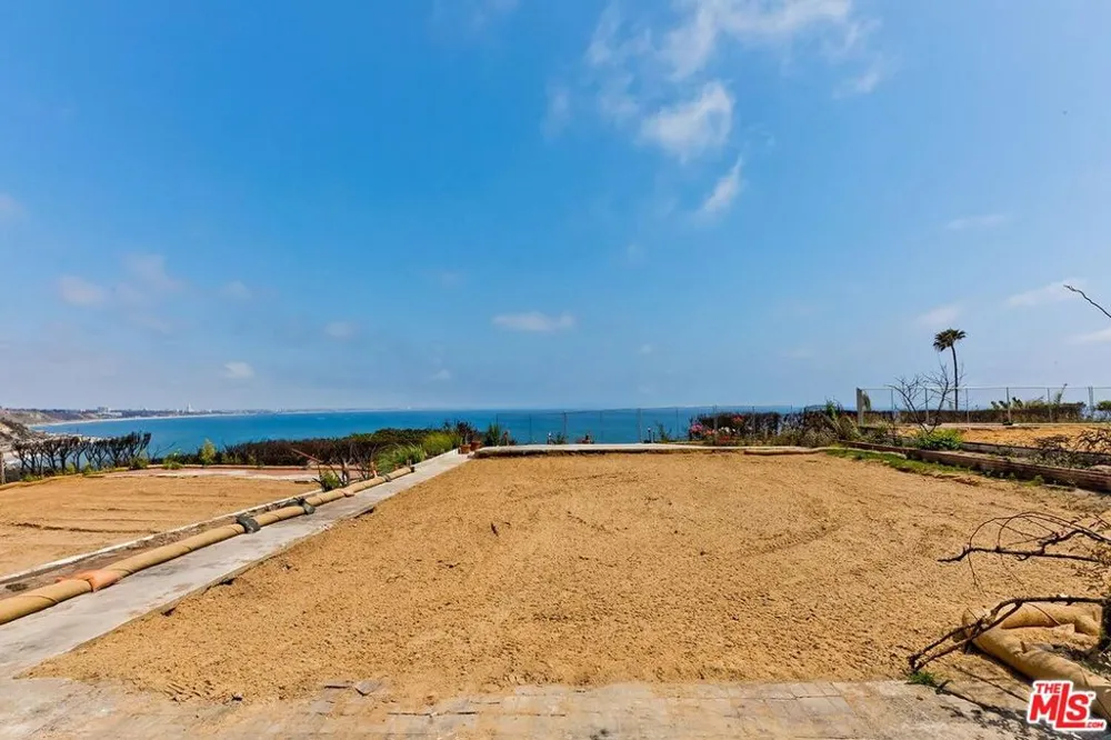 18354 Wakecrest Drive Malibu, CA 90265