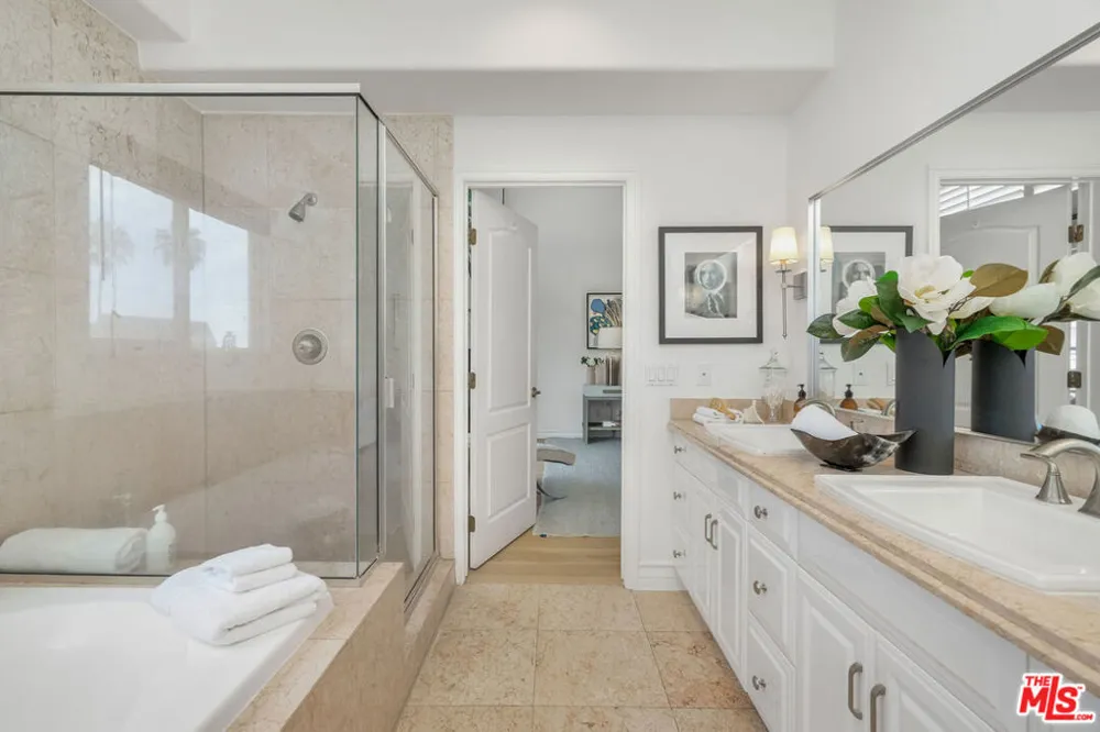 11723 Mayfield Avenue #4 Los Angeles, CA 90049