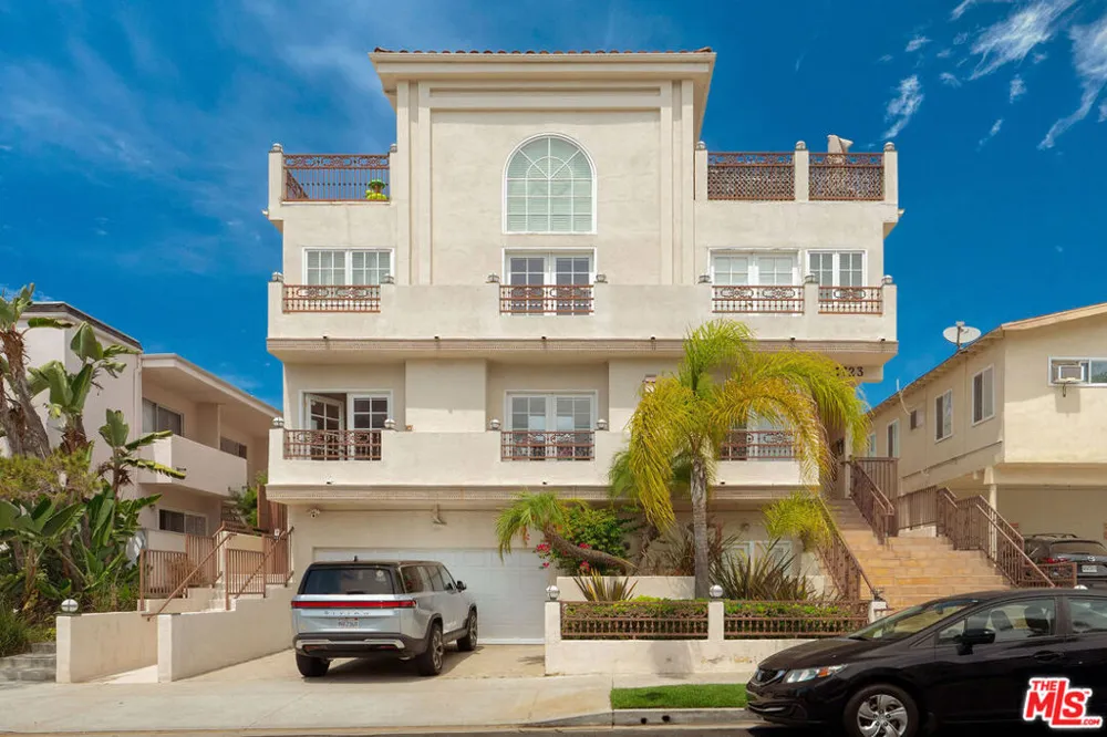 11723 Mayfield Avenue #4 Los Angeles, CA 90049