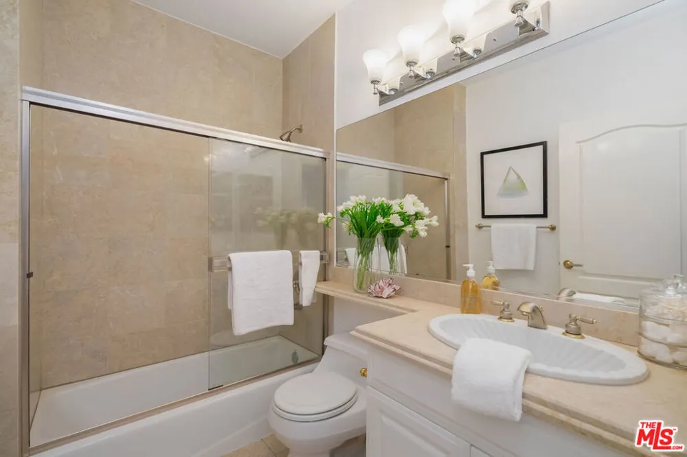 11723 Mayfield Avenue #4 Los Angeles, CA 90049