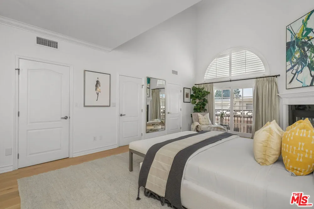 11723 Mayfield Avenue #4 Los Angeles, CA 90049