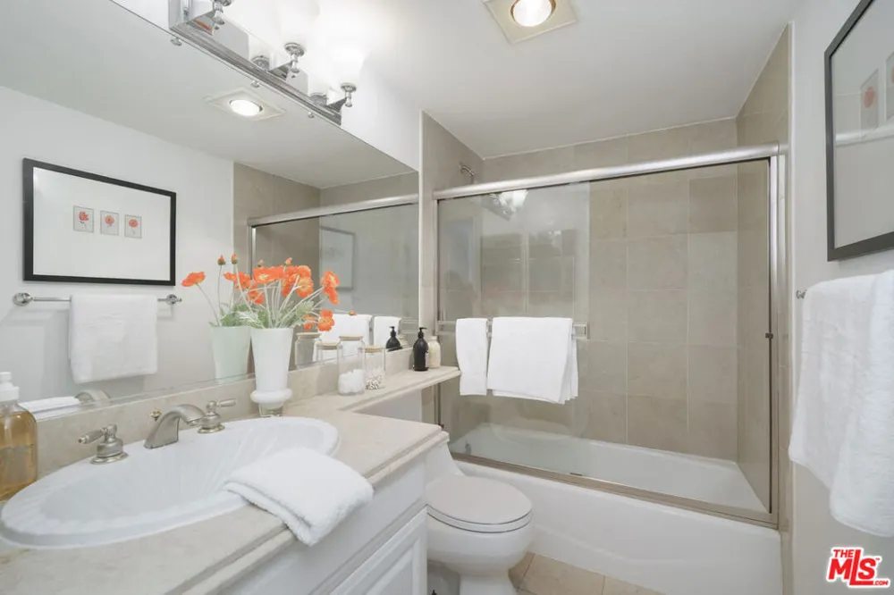 11723 Mayfield Avenue #4 Los Angeles, CA 90049