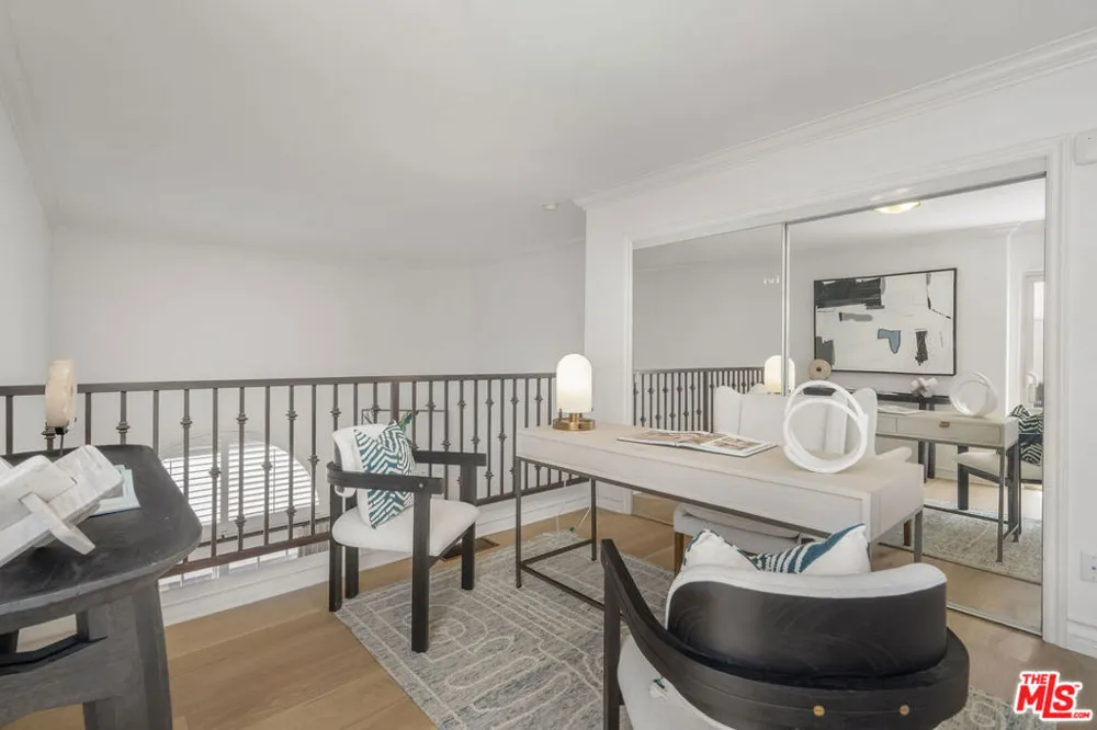 11723 Mayfield Avenue #4 Los Angeles, CA 90049