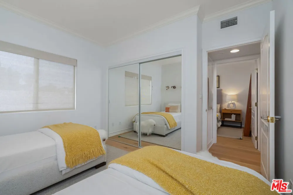 11723 Mayfield Avenue #4 Los Angeles, CA 90049