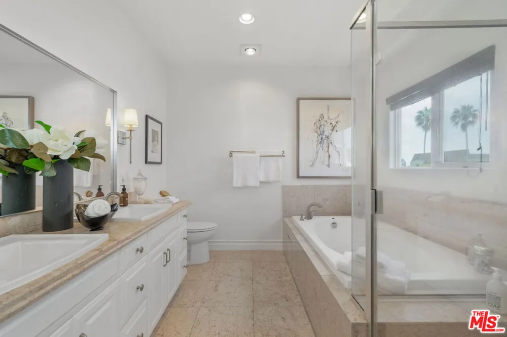 11723 Mayfield Avenue #4 Los Angeles, CA 90049