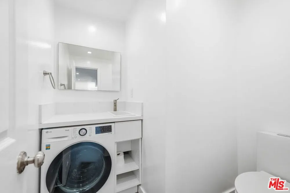 11652 Chenault Street #14 Los Angeles, CA 90049