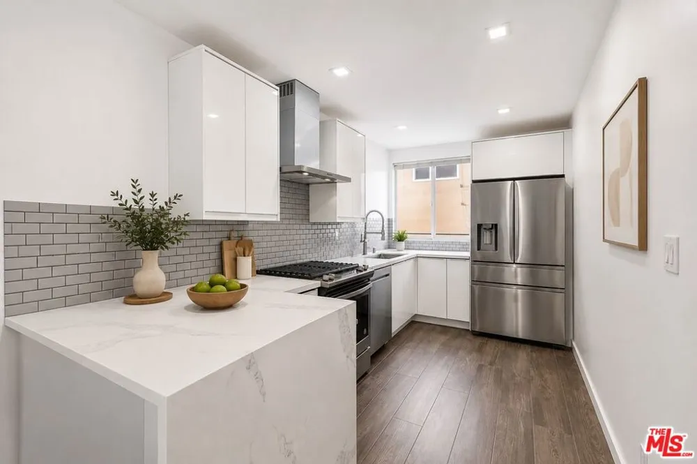 11652 Chenault Street #14 Los Angeles, CA 90049