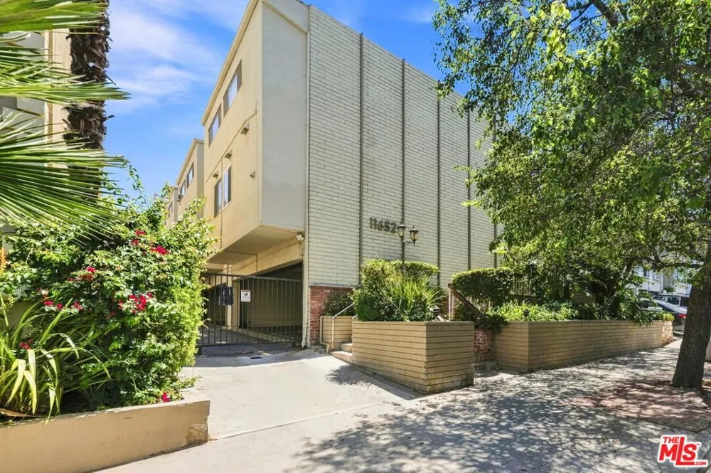 11652 Chenault Street #14 Los Angeles, CA 90049