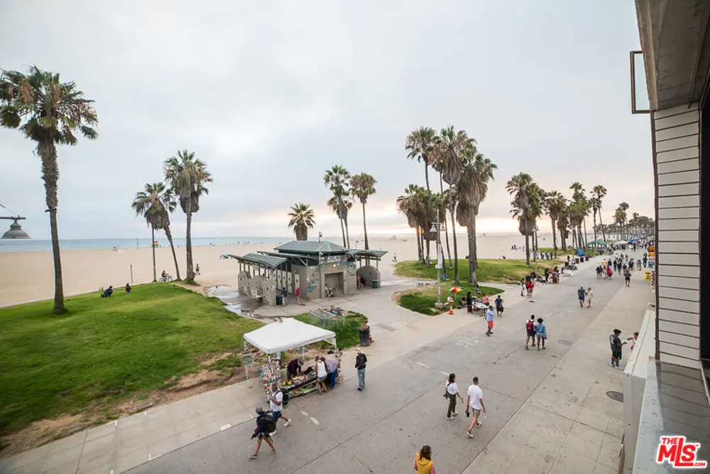 8 Brooks Avenue Los Angeles, CA 90291