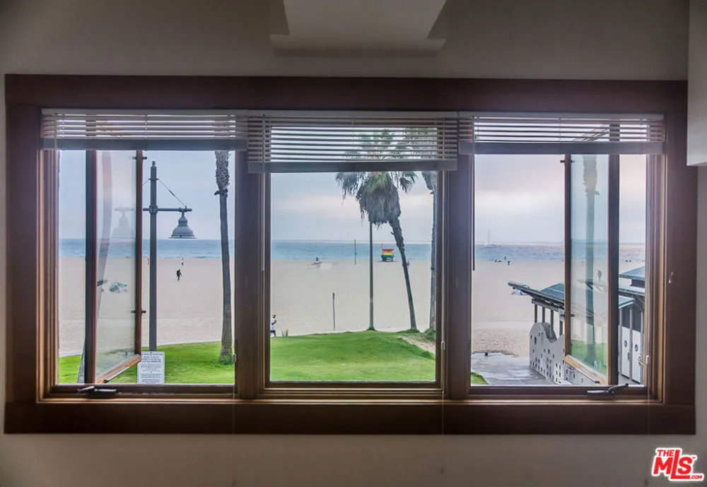 8 Brooks Avenue Los Angeles, CA 90291