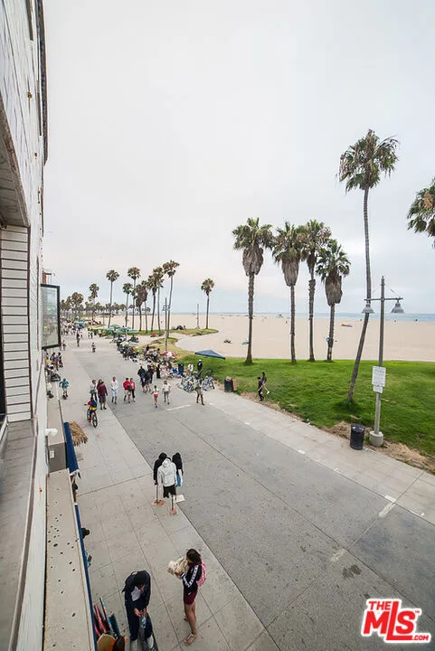 8 Brooks Avenue Los Angeles, CA 90291