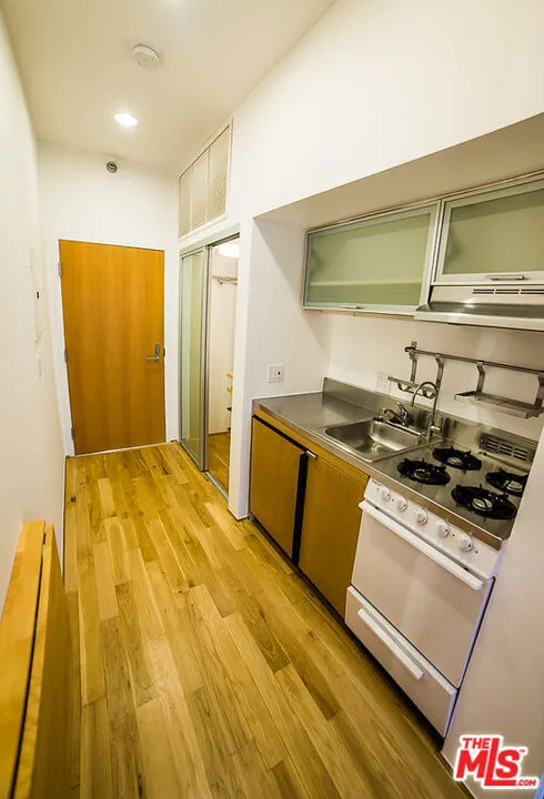 8 Brooks Avenue Los Angeles, CA 90291