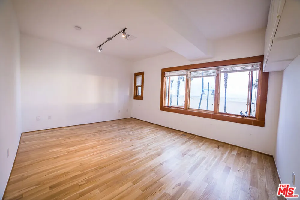 8 Brooks Avenue Los Angeles, CA 90291