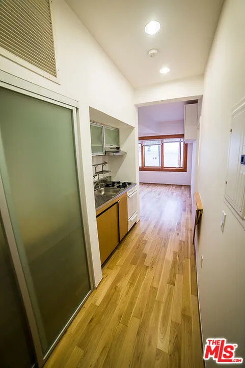 8 Brooks Avenue Los Angeles, CA 90291