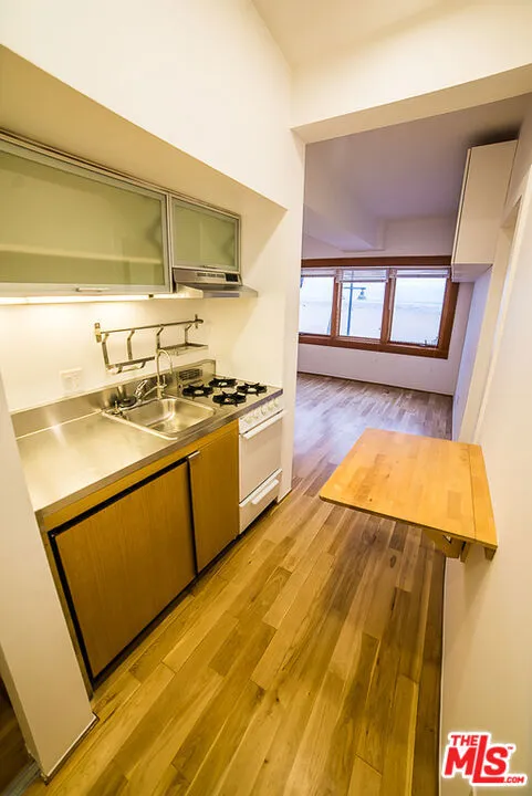 8 Brooks Avenue Los Angeles, CA 90291
