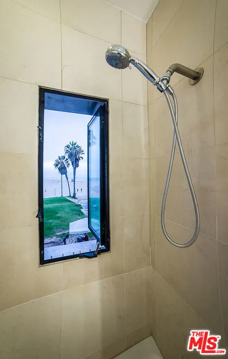8 Brooks Avenue Los Angeles, CA 90291