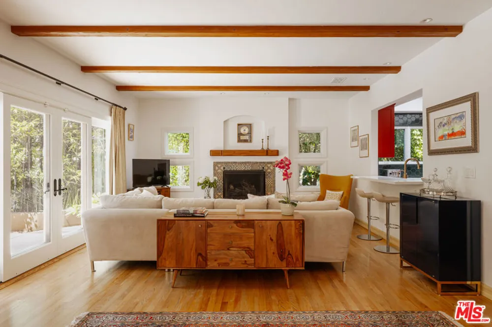 8935 Hollywood Hills Road Los Angeles, CA 90046