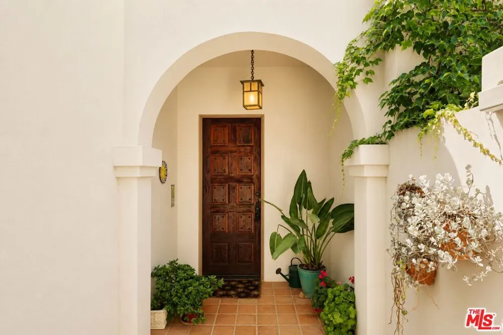 8935 Hollywood Hills Road Los Angeles, CA 90046