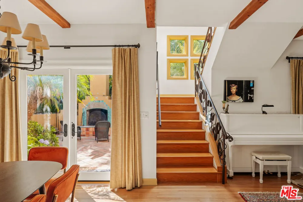 8935 Hollywood Hills Road Los Angeles, CA 90046
