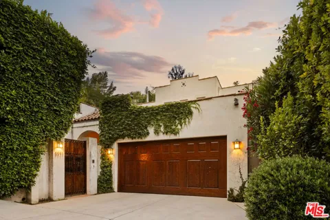 8935 Hollywood Hills Road