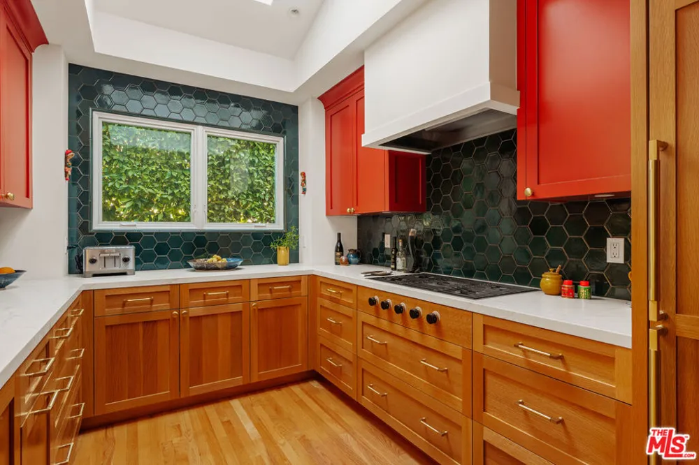 8935 Hollywood Hills Road Los Angeles, CA 90046