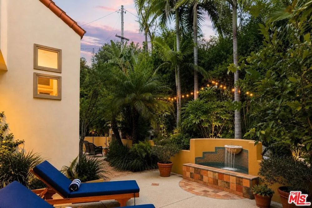 8935 Hollywood Hills Road Los Angeles, CA 90046