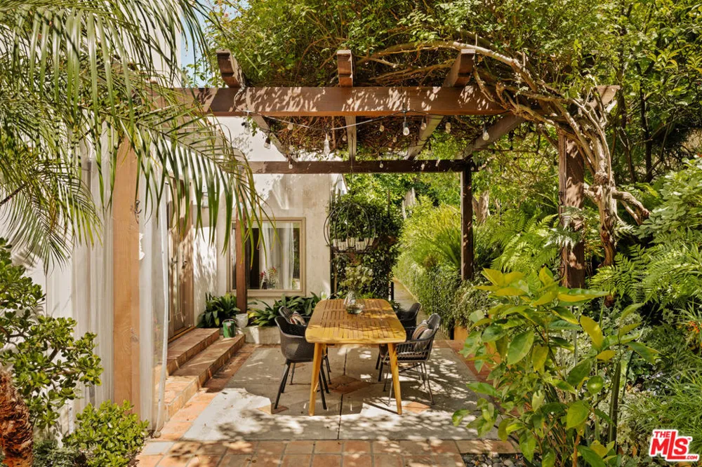 8935 Hollywood Hills Road Los Angeles, CA 90046