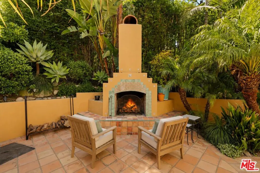 8935 Hollywood Hills Road Los Angeles, CA 90046