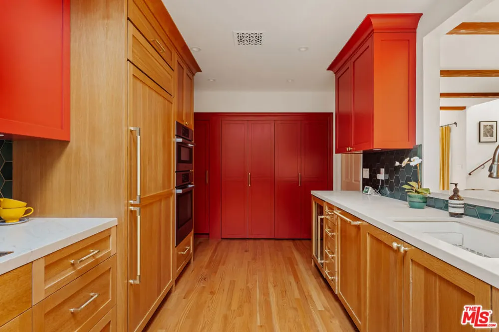 8935 Hollywood Hills Road Los Angeles, CA 90046