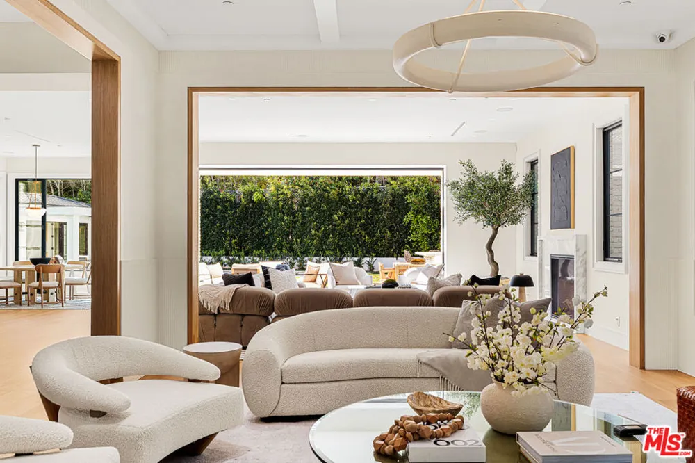 415 Cliffwood Avenue Los Angeles, CA 90049