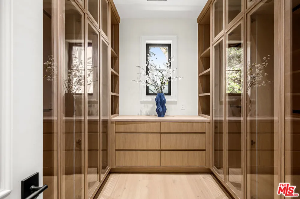 415 Cliffwood Avenue Los Angeles, CA 90049