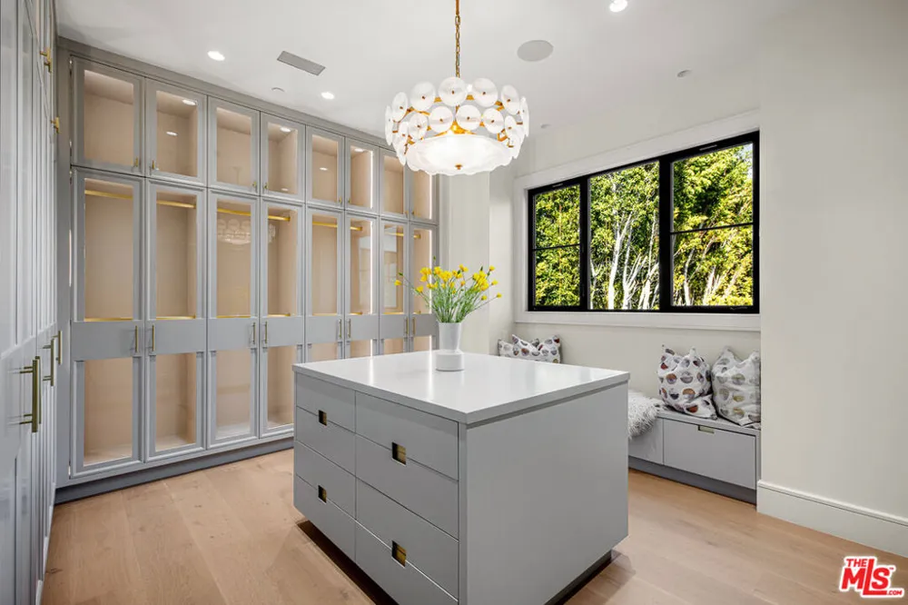 415 Cliffwood Avenue Los Angeles, CA 90049