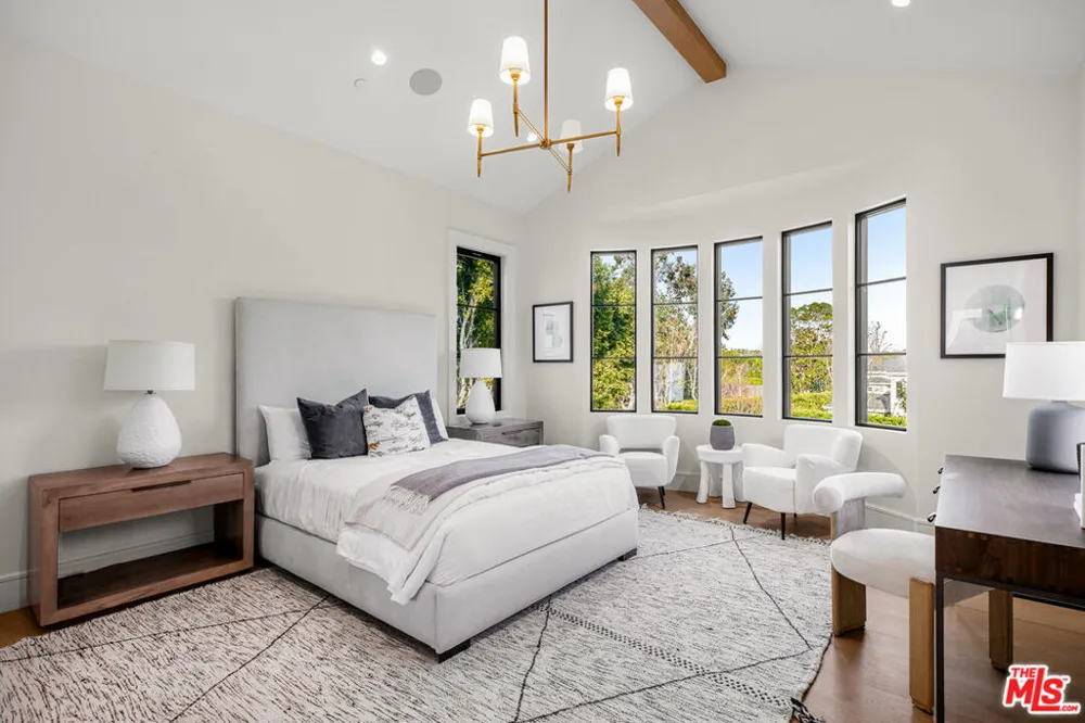 415 Cliffwood Avenue Los Angeles, CA 90049