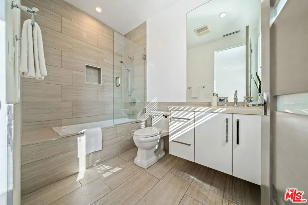 363 SWEETZER AVENUE Los Angeles, CA 90048