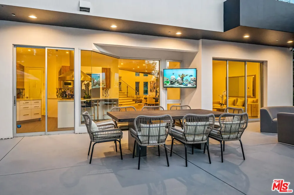 363 SWEETZER AVENUE Los Angeles, CA 90048