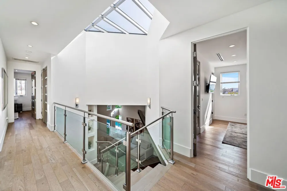 363 SWEETZER AVENUE Los Angeles, CA 90048
