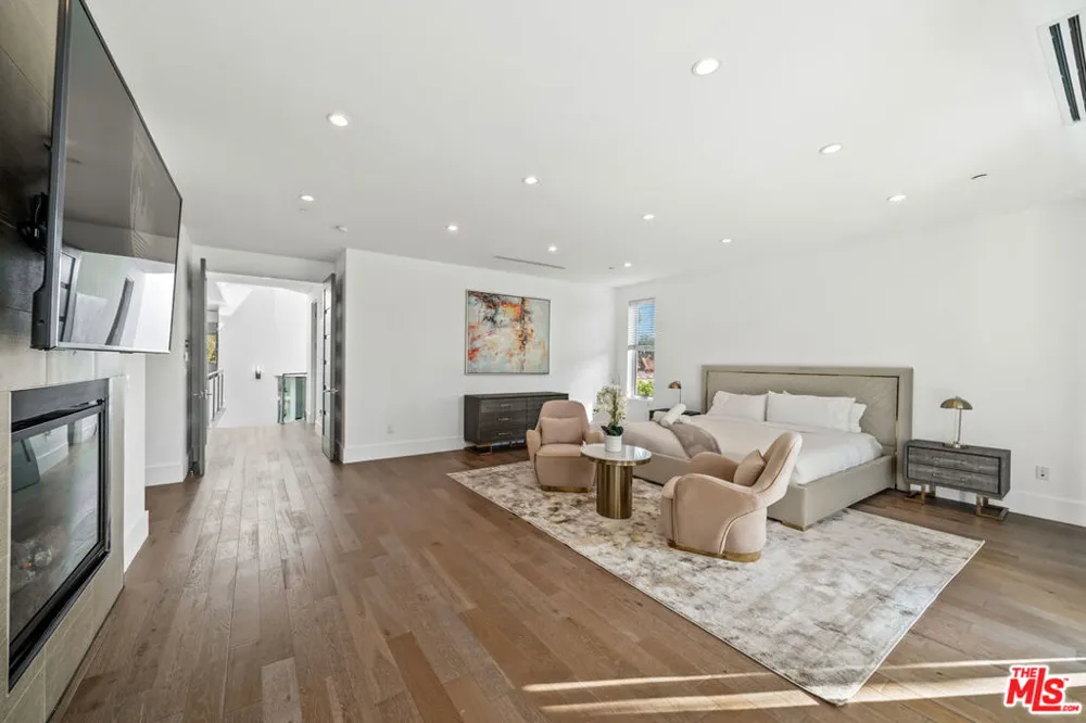 363 SWEETZER AVENUE Los Angeles, CA 90048