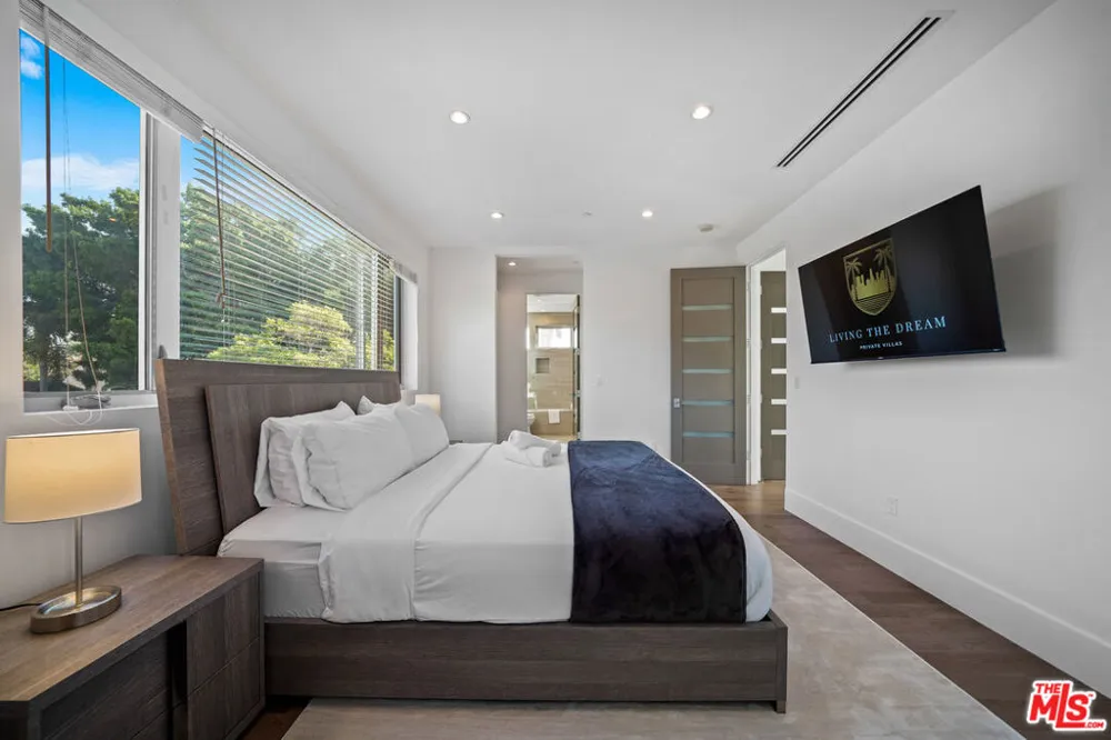 363 SWEETZER AVENUE Los Angeles, CA 90048
